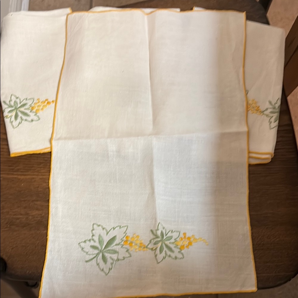 Embroidered Napkins with Leaf Design (total of 4)